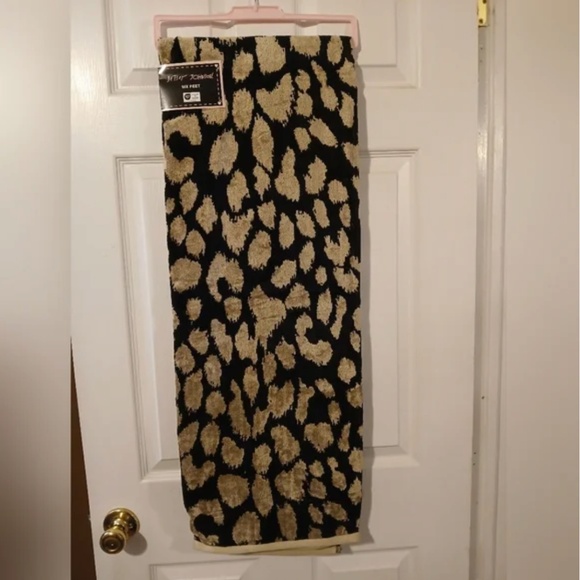 Betsey Johnson NWT Leopard 6ft Beach Towel - Picture 3 of 3